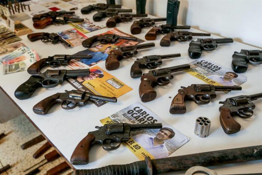Vista de algunas de las armas incautadas por la Policía Nacional Bolivariana (PNB) el miércoles 19 de octubre de 2016, en Caracas (Venezuela). EFE/Archivo