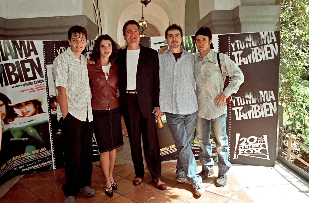Jorge Vergara (centro) dejó su huella en la industria del entretenimiento, y el momento más renombrado fue probablemente su apoyo a Alfonso Cuarón (segundo de der. a izq.) para filmar "Y Tu Mamá También".