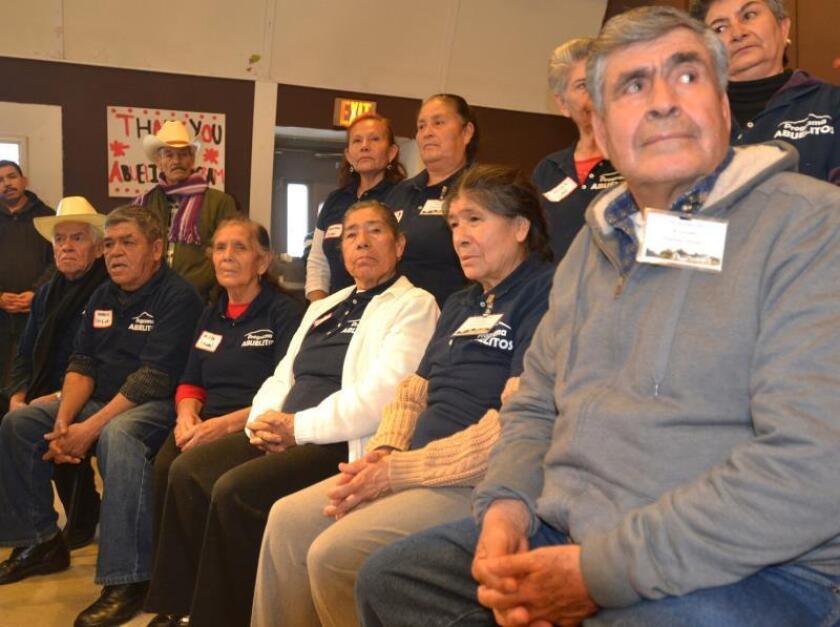 Más de treinta abuelos y abuelas mexicanas se reunieron el 8 de diciembre de 2013, con sus familiares en Illinios, gracias a una iniciativa especial patrocinada por la oficina del senador republicano Mark Kirk, representante del estado de Illinois (EEUU). EFE/VIVIANA AVILA/Archivo