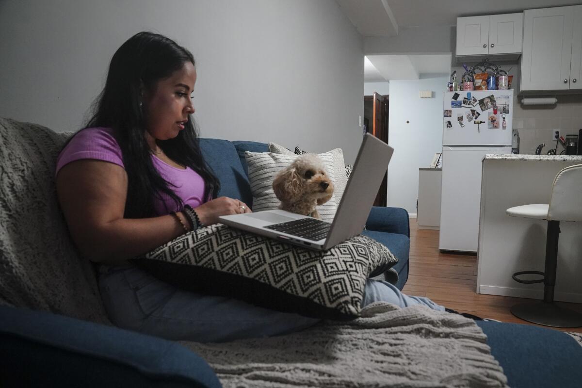 Melissa Chavez trabaja en casa junto a su perro Milo 