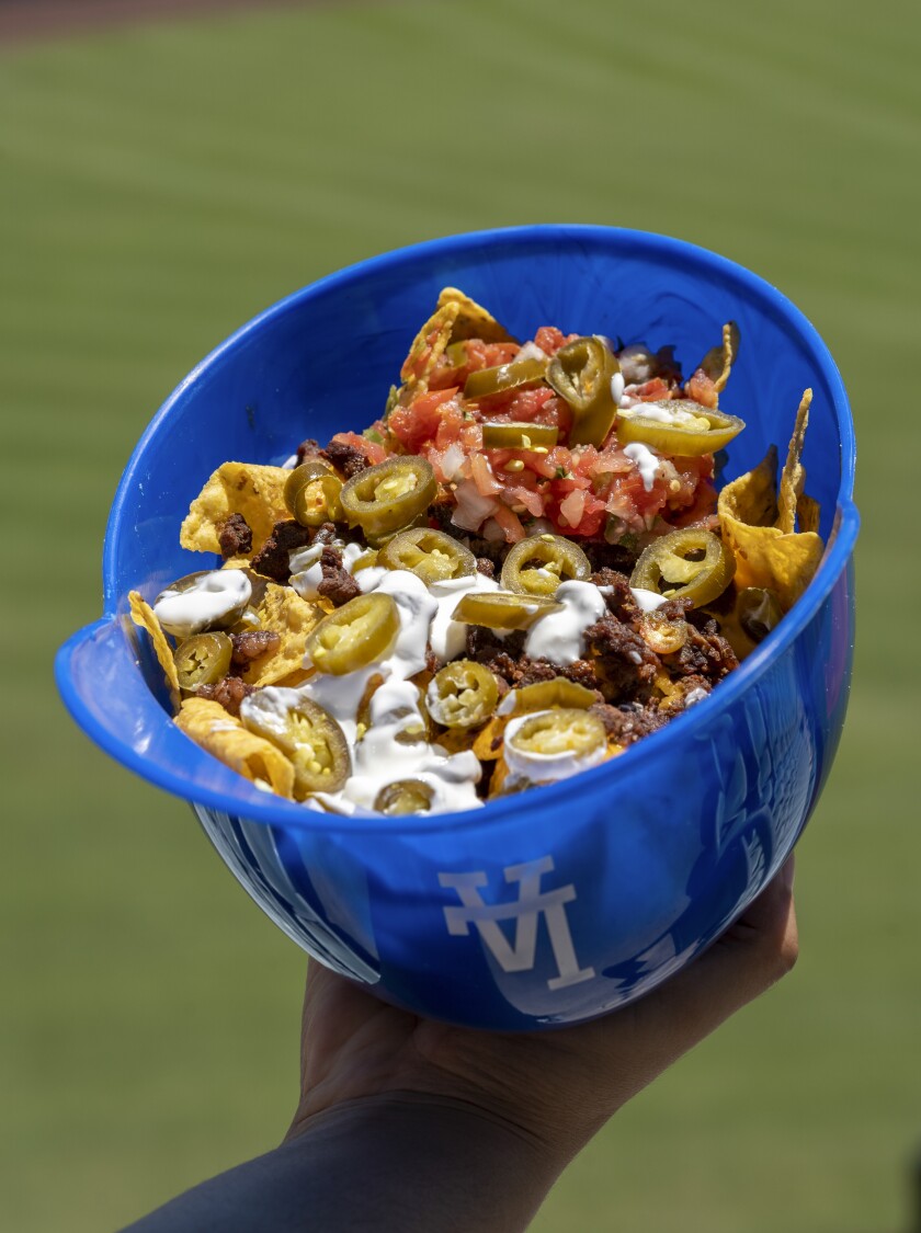 Carne asada 헬멧 나초는 LA Taqueria의 Dodger Stadium 예비 구역에 있습니다.