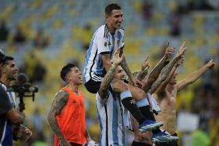 El atacante argentino Angel Di María es alzado por sus compañeros tras la victoria 1-0 ante Brasil por las eliminatorias del Mundial, el viernes 21 de noviembre de 2023, en Río de Janeiro. (AP Foto/Silvia Izquierdo)
