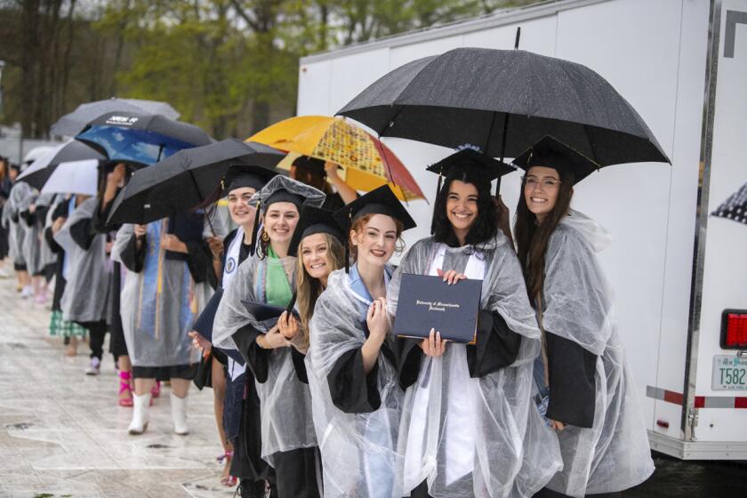 En esta imagen difundida por la Universidad de Massachusetts, campus Dartmouth, estudiantes graduados sostienen sus diplomas durante la ceremonia de graduación, el jueves 16 de mayo de 2024, en Dartmouth, Massachusetts. (Karl Christoff Dominey/Universidad de Massachusetts Dartmouth vía AP)