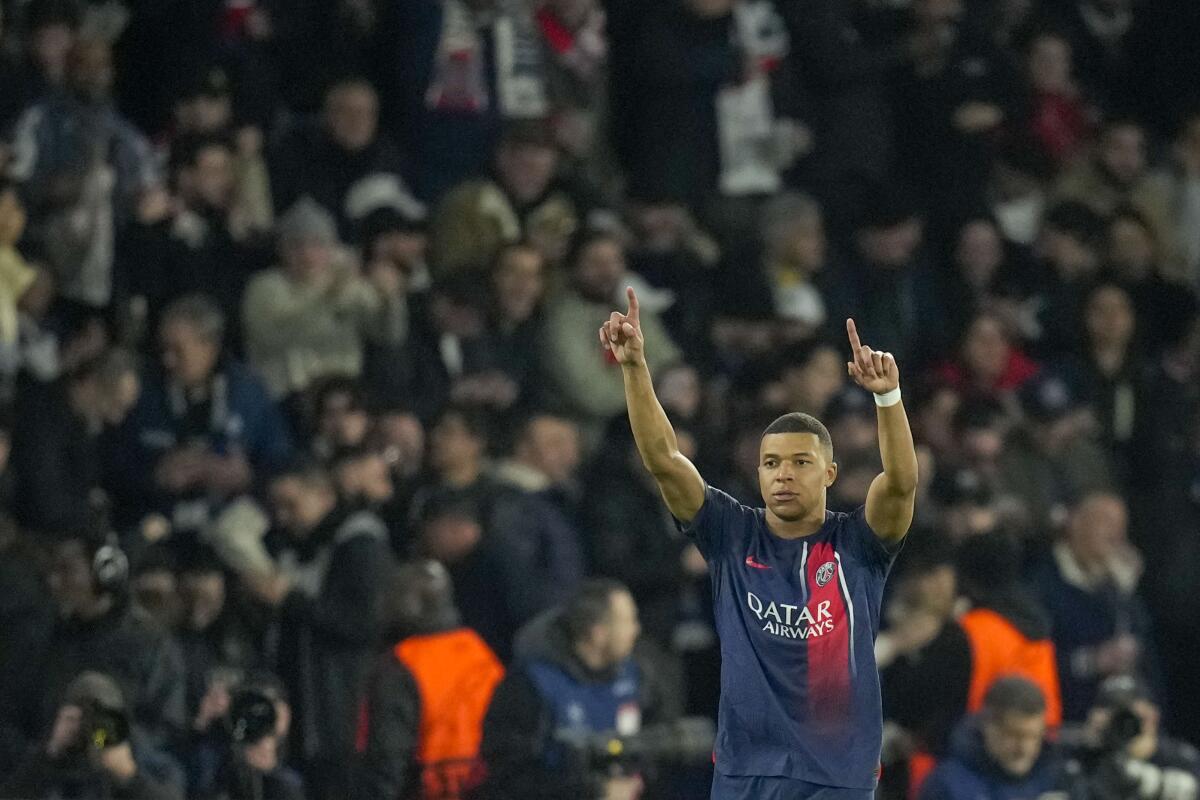 Kylian Mbappé celebra tras anotar el primer gol del Paris Saint-Germain 