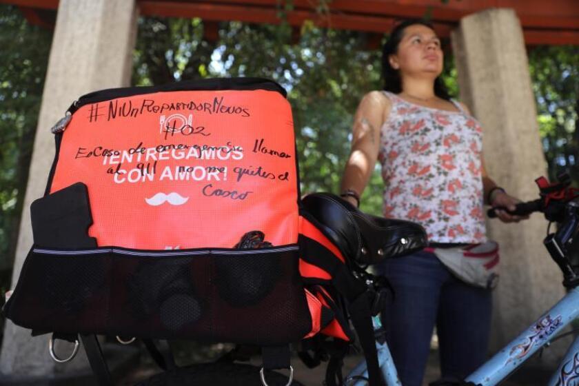 Una repartidora de comida de una plataforma digital trabaja el 14 de agosto de 2019, en Ciudad de México (México). EFE/ Sáshenka Gutiérrez