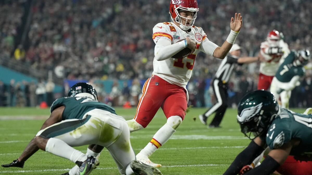 Super Bowl 2023: Eagles' Jalen Hurts adjusts cleats, Terry Bradshaw rips  NFL for field conditions 