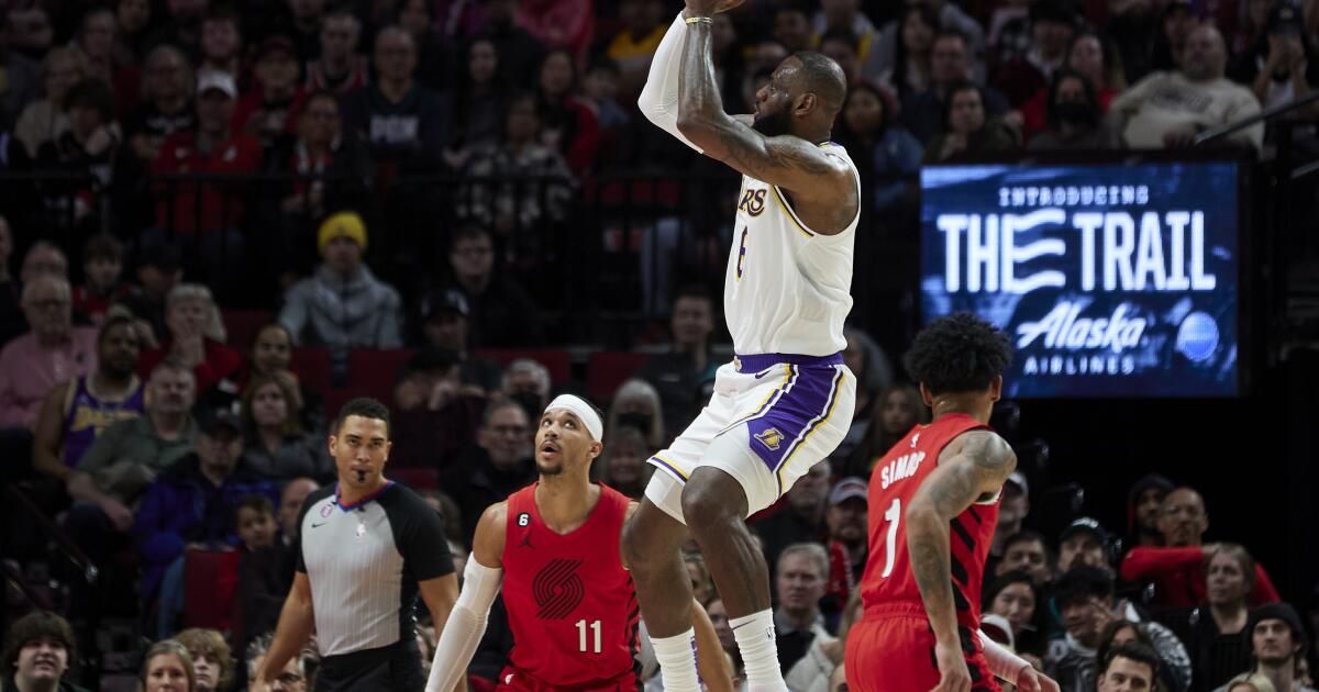 The Sports Report: Lakers edge the hapless Rockets - Los Angeles Times