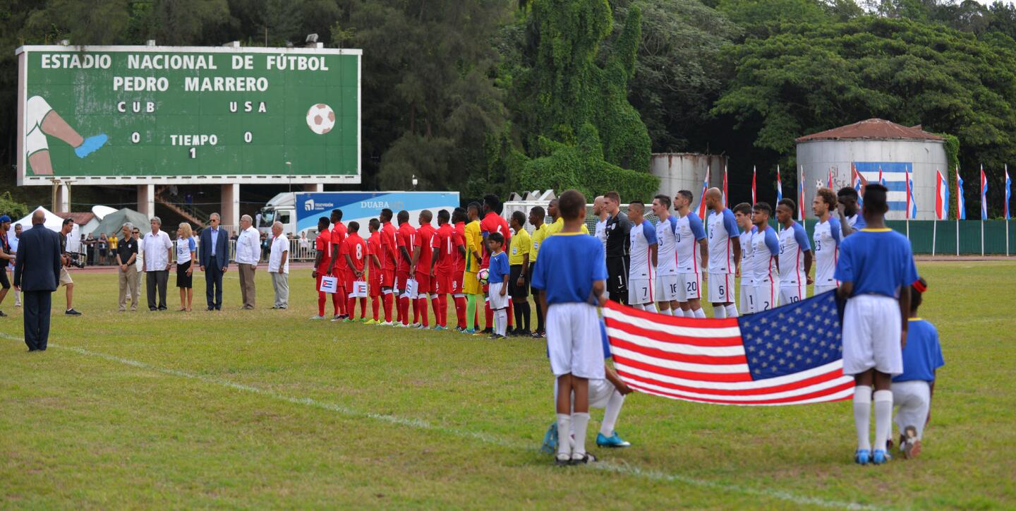 Niños portan la bandera de EEUU, durante la inauguración del partido amistoso de futbol entre Cuba y Estados Unidos, donde los visitantes ganaron 2-0, en el estadio Pedro Marrero, en La Habana.