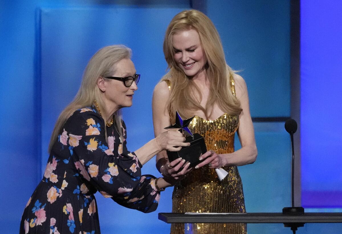 Meryl Streep, izquierda, entrega el 49? Premio AFI Life Achievement Award a Nicole Kidman