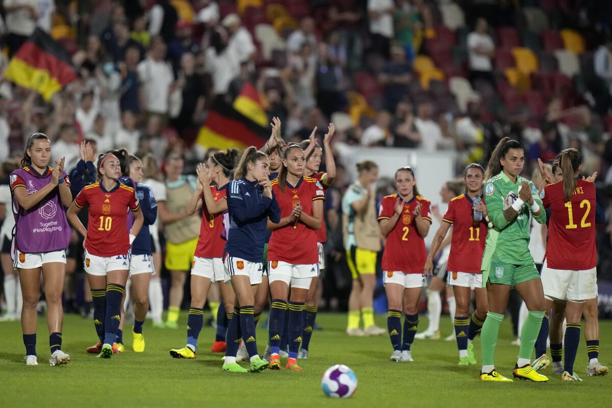 ARCHIVO - Las seleccionadas de España aplauden al final de un partido de la Eurocopa