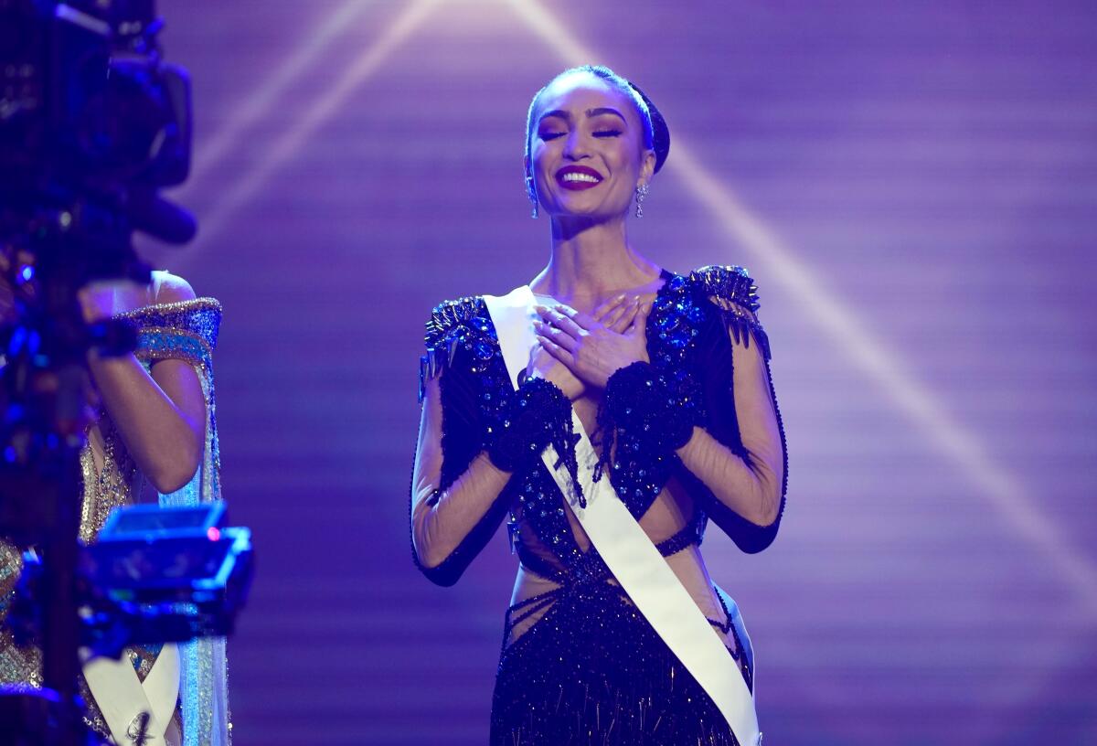 Miss USA R'Bonney Gabriel fue coronado Miss Universo en la edición 71 que se celebró este sábado en New Orleans.