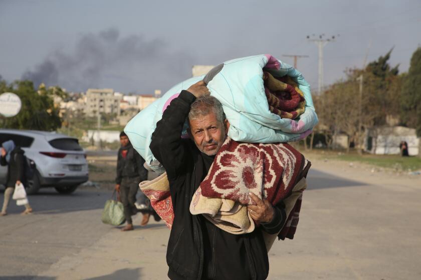 Palestinos que huyen de la ofensiva israelí en Jan Younis llegan a Gaza, en la Franja de Gaza, el 14 de febrero de 2024. (AP Foto/Hatem Ali)