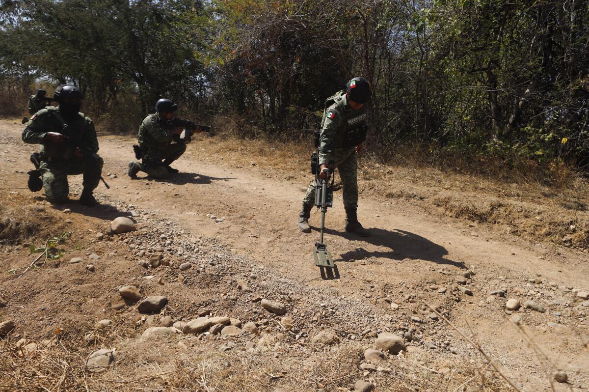 ARCHIVO - Soldados del ejército mexicano demuestran una búsqueda de minas antipersonale