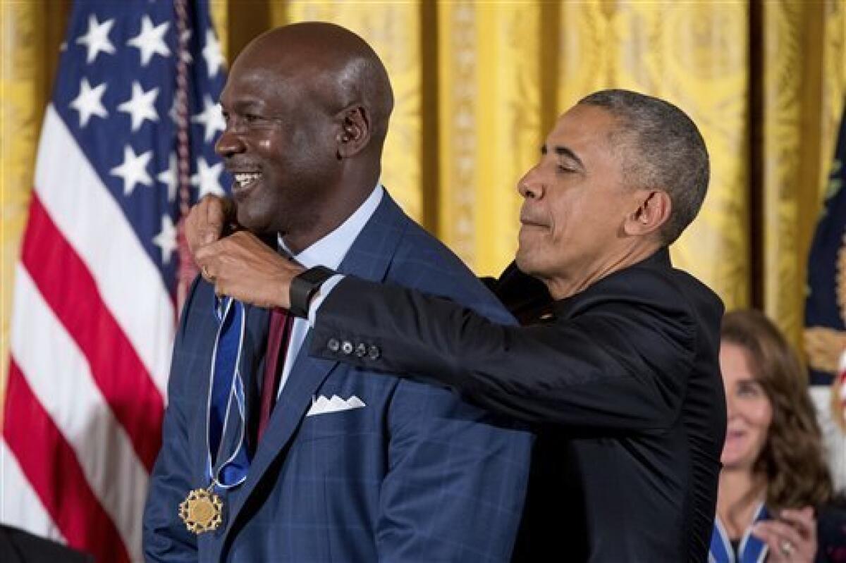 El presidente Barack Obama coloca la Medalla de la Libertad en el cuello del exbasquetbolista Michael Jordan, durante una ceremonia realizada el martes 22 de noviembre de 2016, en la Casa Blanca