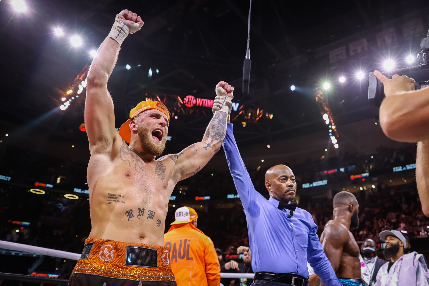 Jake Paul defeats Tyron Woodley to remain unbeaten - Los Angeles Times