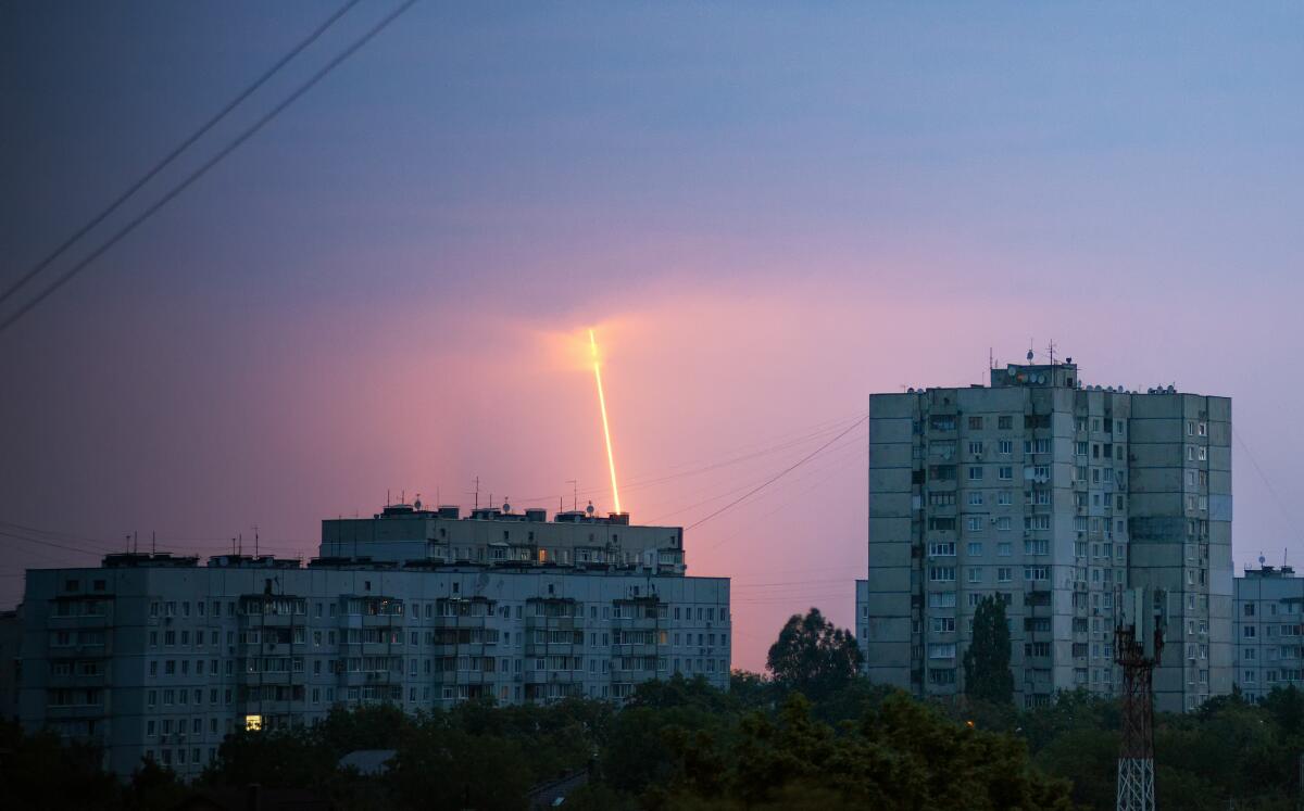 La trayectoria de un cohete ruso lanzado desde la región de Belgorod puede apreciarse al amanecer 