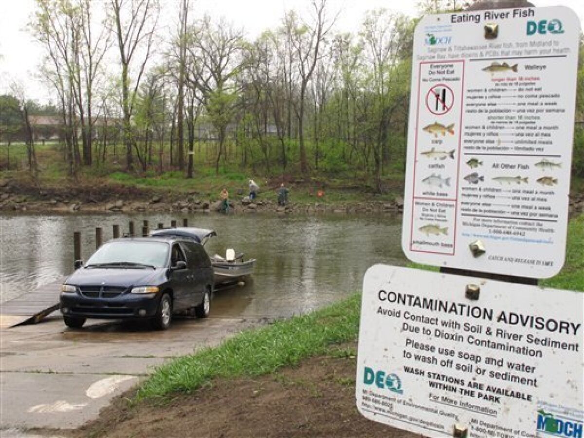This photo taken on April 25, 2010 shows a sign posted along the Tittabawassee River near Midland, Mich. warning anglers to limit fish consumption because of dioxin contamination. (AP Photo/John Flesher)