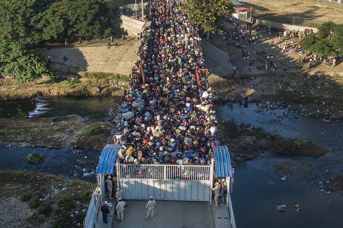 Haitianos esperan a cruzar la frontera hacia República Dominicana, 