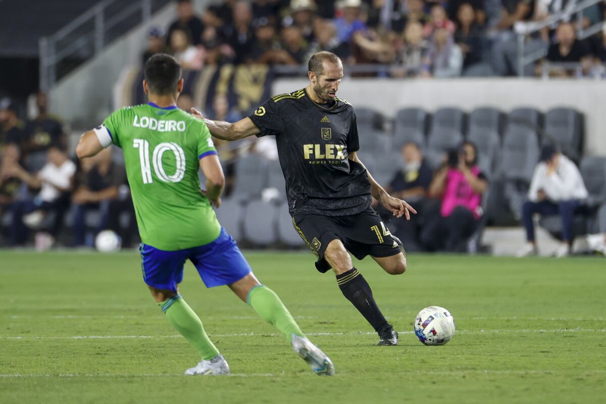 Il difensore della LAFC Giorgio Chiellini passa la palla oltre il centrocampista dei Seattle Sounders Nicholas Lodero.