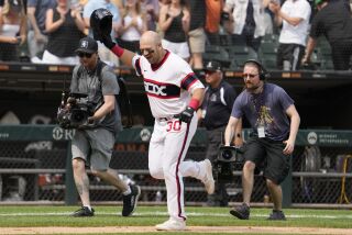 Jake Burger de los Medias Blancas de Chicago sonríe mientras recorre las bases tras conectar un grand slam en la novena entrada del juego ante los Tigres de Detroit el domingo 4 de junio del 2023. (AP Foto/Nam Y. Huh)