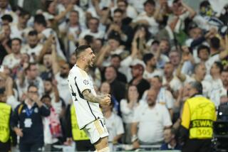 Joselu celebra tras anotar el primer gol del Real Madrid en el partido de vuelta contra Bayern Múnich en la semifinal de la Liga de Campeones, el miércoles 8 de mayo de 2024, en Madrid. (AP Foto/José Bretón)