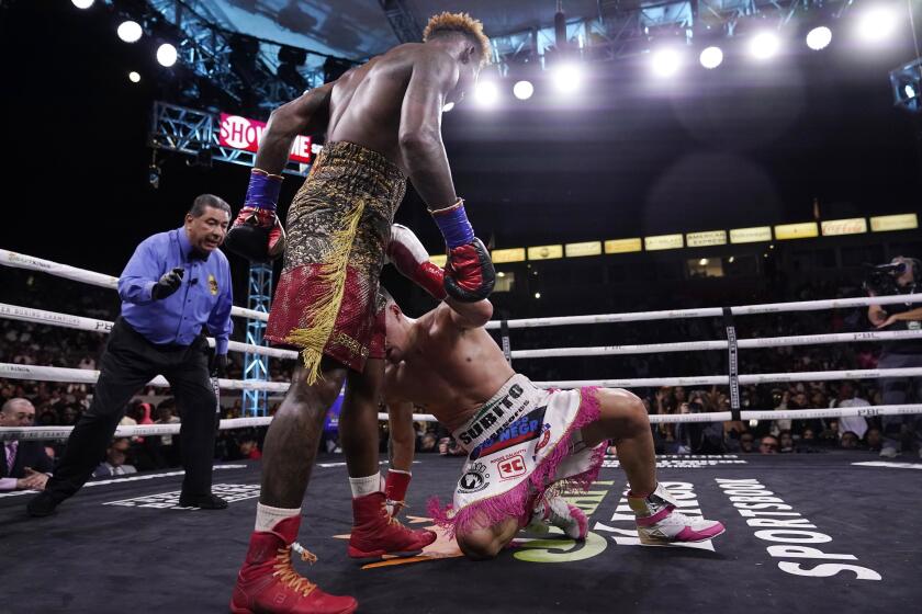 El argentino Brian Castaño cae frente al estadounidense Jermell Charlo, en una pelea por la unificación del cetro superwelter, el sábado 14 de mayo de 2022, en Carson, California (AP Foto/Marcio José Sánchez)
