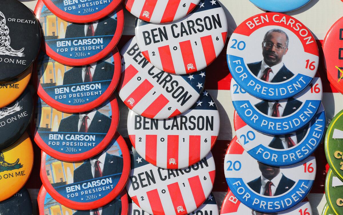 Un vendedor ofrece botones en apoyo al precandidato republicano Ben Carson en un acto de campaña en Mobile, Alabama, EE.UU.