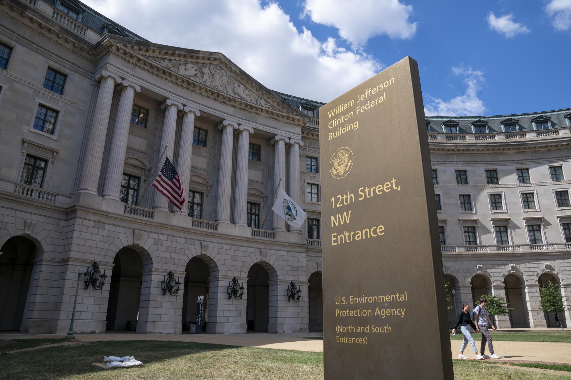 Government shutdown means 90% of EPA staff won't be working - Los ...