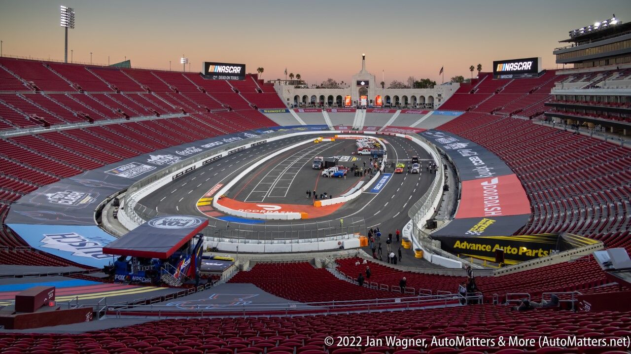 Daniel Suárez y NASCAR se toman la pista improvisada del Coliseo de Los Ángeles por segundo año consecutivo
