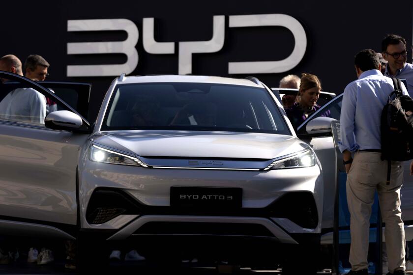 Visitantes revisan el BYD ATTO 3 fabricado en China en el salón del automóvil IAA en Múnich, Alemania, el 8 de septiembre de 2023. (Foto AP/Matthias Schrader, Archivo)