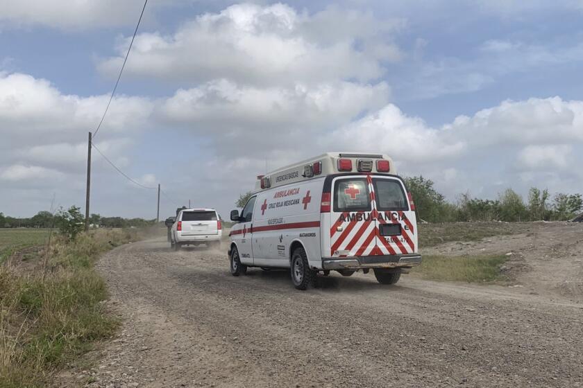 Una ambulancia de la Cruz Roja Mexicana transporta a dos estadounidenses encontrados con vida después de su secuestro en México la semana pasada, en Ejido Longoreño, en las afueras de Matamoros, México, el martes 7 de marzo de 2023. (AP Foto)