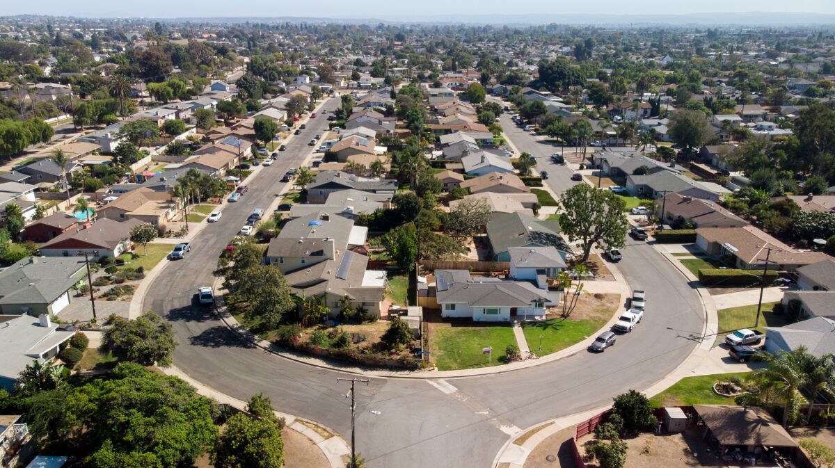 Vista aérea de un barrio de Chula Vista con viviendas unifamiliares. 