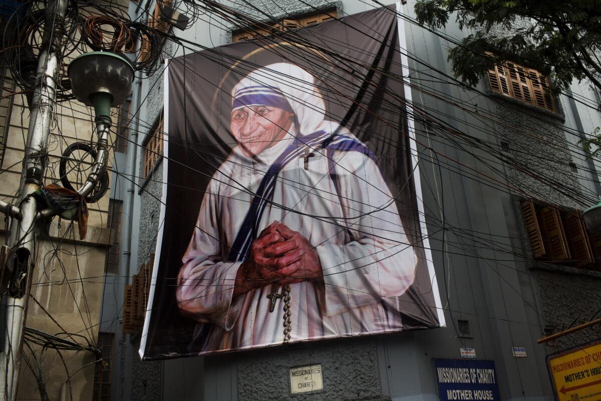 Una gran imagen de la Madre Teresas, ante la casa de las Misioneras de la Caridad en Calcuta, India, el sábado 3 de septiembre de 2016. (AP Foto/Bernat Armangue)