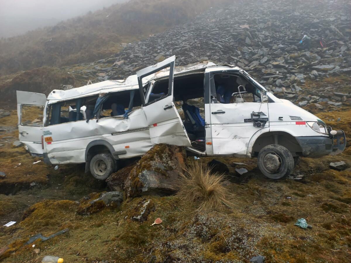 En esta foto se observan los daños que sufrió un minibús 