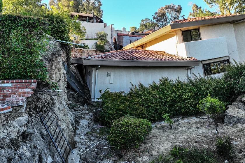 Rolling Hills Estates, CA, Monday, July 10, 2023 - A hillside continues to collapse as homes along Peartree Lane fall along with it. (Robert Gauthier/Los Angeles Times)