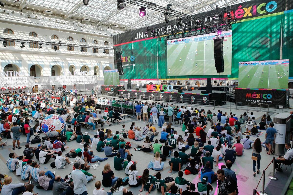 Cientos de aficionados en Moscú siguen el partido de México ante Brasil en octavos de final.