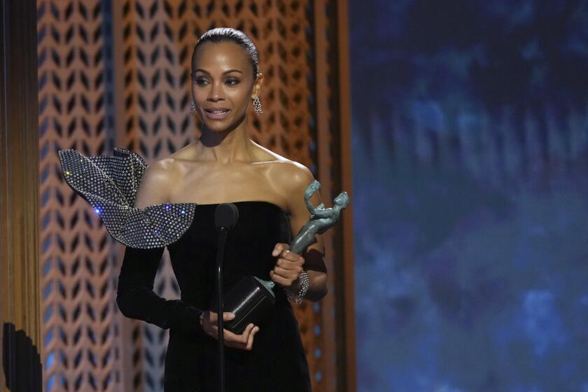 Zoe Saldaña recibe el premio a mejor actriz de reparto por "Emilia Pérez"