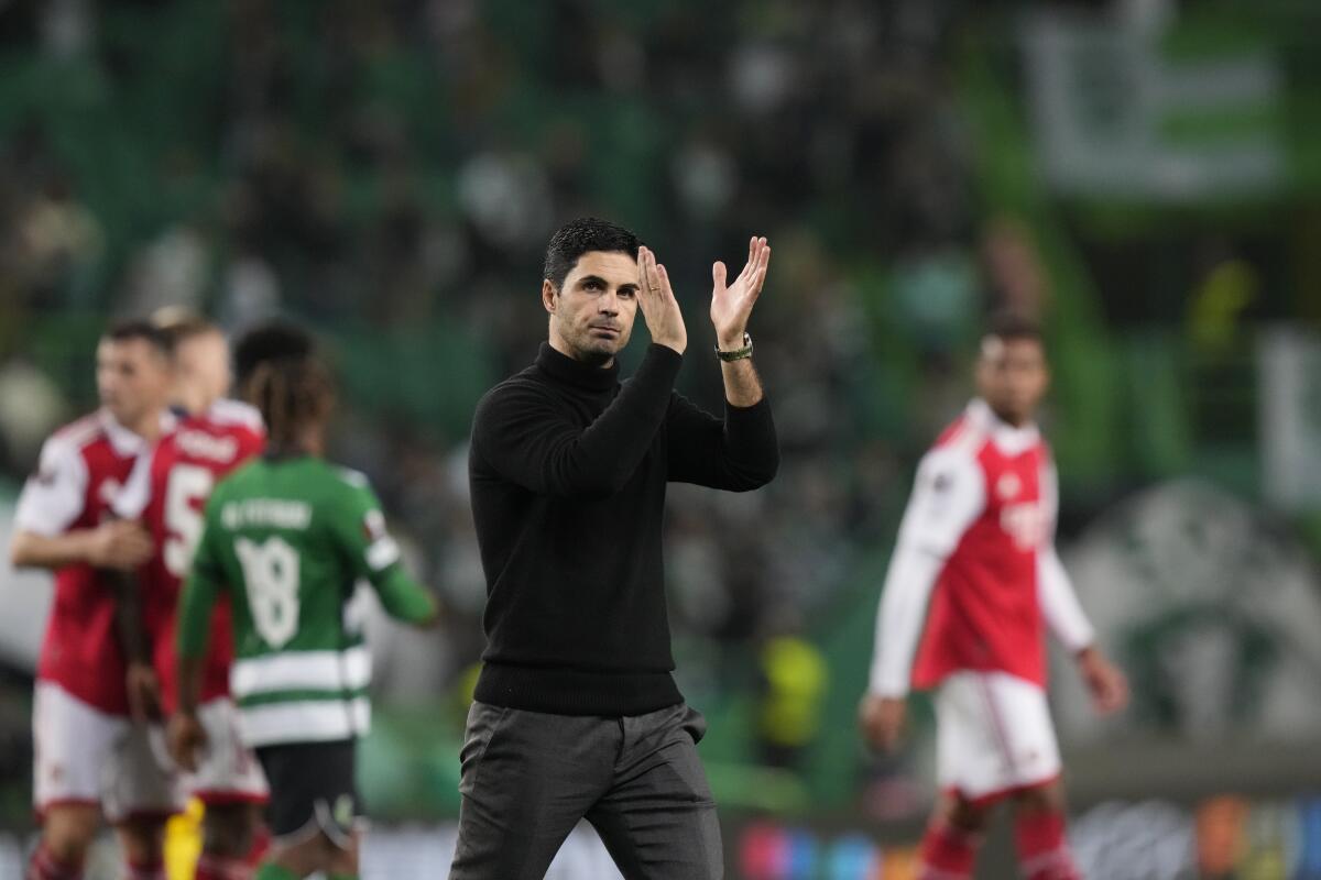 El técnico de Arsenal Mikel Arteta saluda a los aficionados tras el empate contra el Sporting de Lisboa