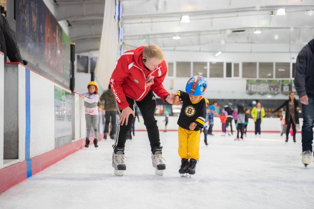 Un niño aprende a patinar en el San Diego Ice Arena.