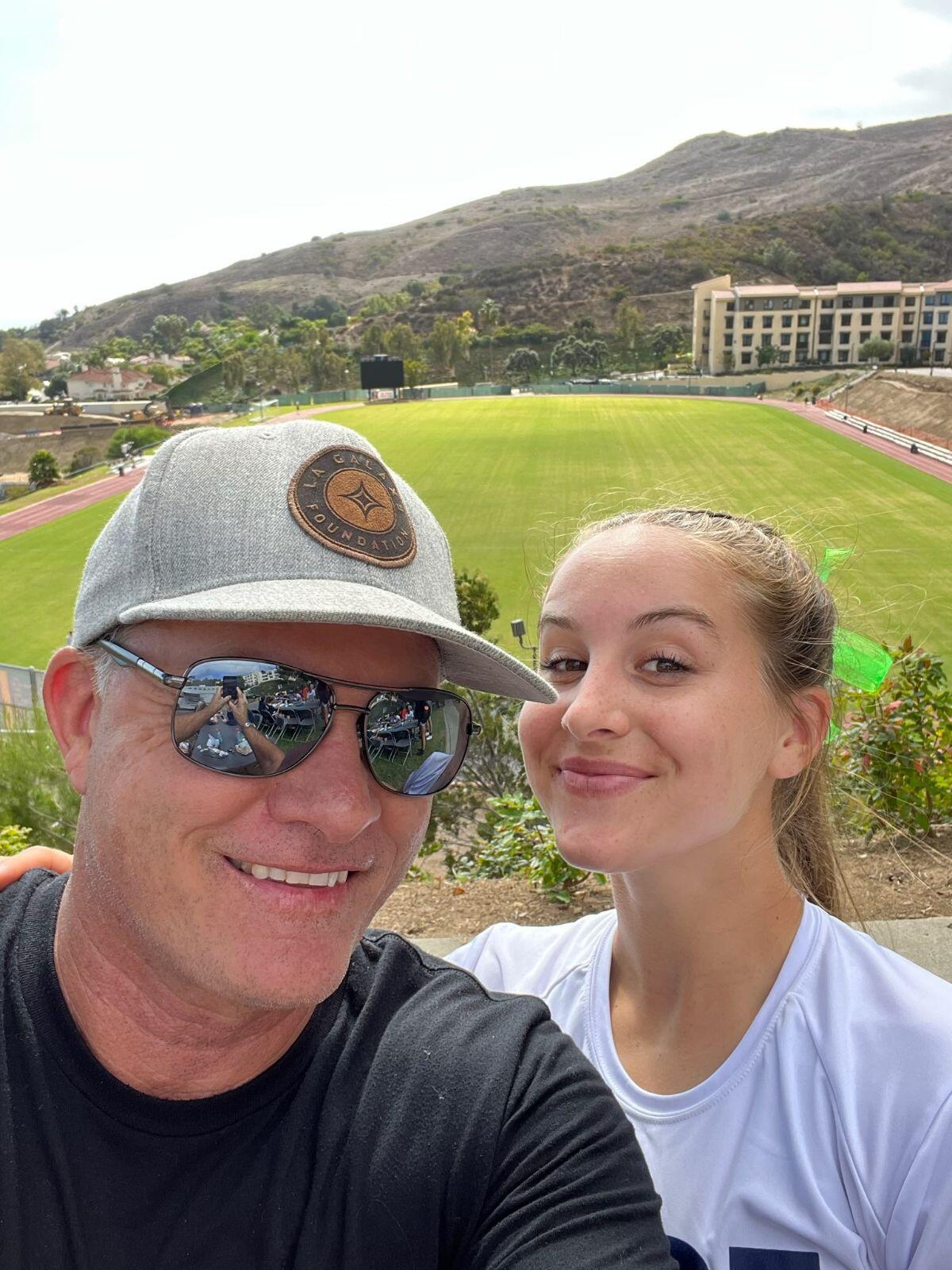 Eski ABD futbol yıldızı Eric Wynalda, kızı Pepperdine futbolcusu Tatum Wynalda ile selfie çekiyor.