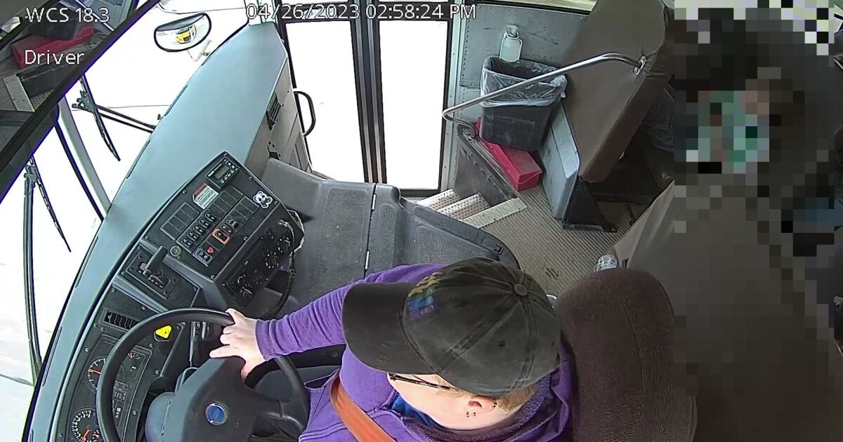 Öğrenci, sürücü bilincini kaybettikten sonra okul otobüsünü durdurur