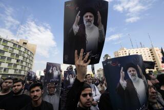 Varias personas sostienen carteles con la imagen del fallecido presidente de Irán, Ebrahim Raisi, durante un acto en su memoria en la plaza Vali-e-Asr, en el centro de Teherán, Irán, el 20 de mayo de 2024. (AP Foto/Vahid Salemi)