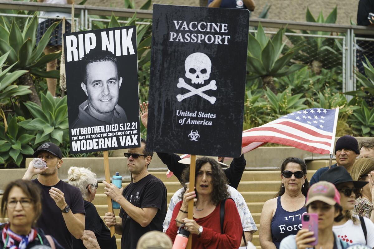 Personas protestan contra los pasaportes de vacunación 