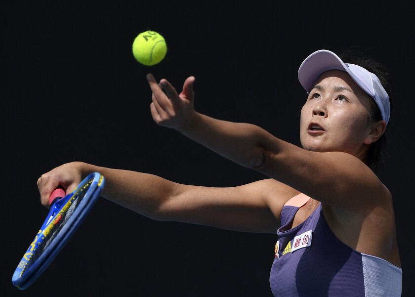 ARCHIVO - La tenista china Peng Shuai efectúa su servicio contra la japonesa Nao Hibino