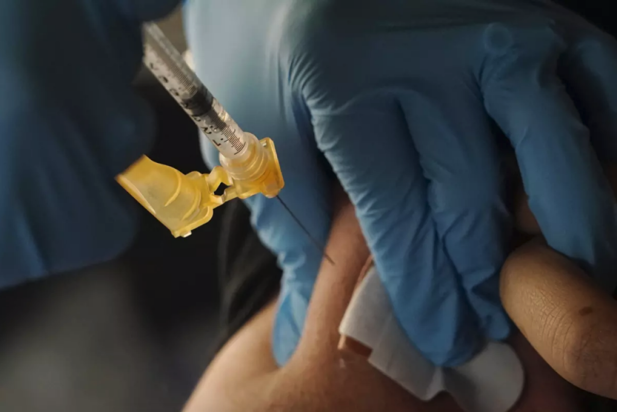 ARCHIVO._ Una persona recibe la vacuna contra el COVID