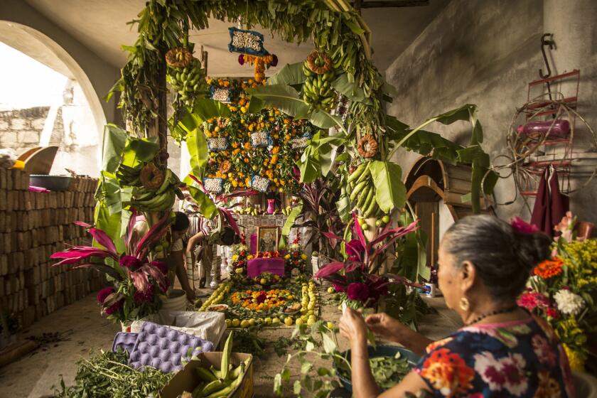 Oaxaca, en Día de Muertos, desmuestra sus mejores tonos en los altares.