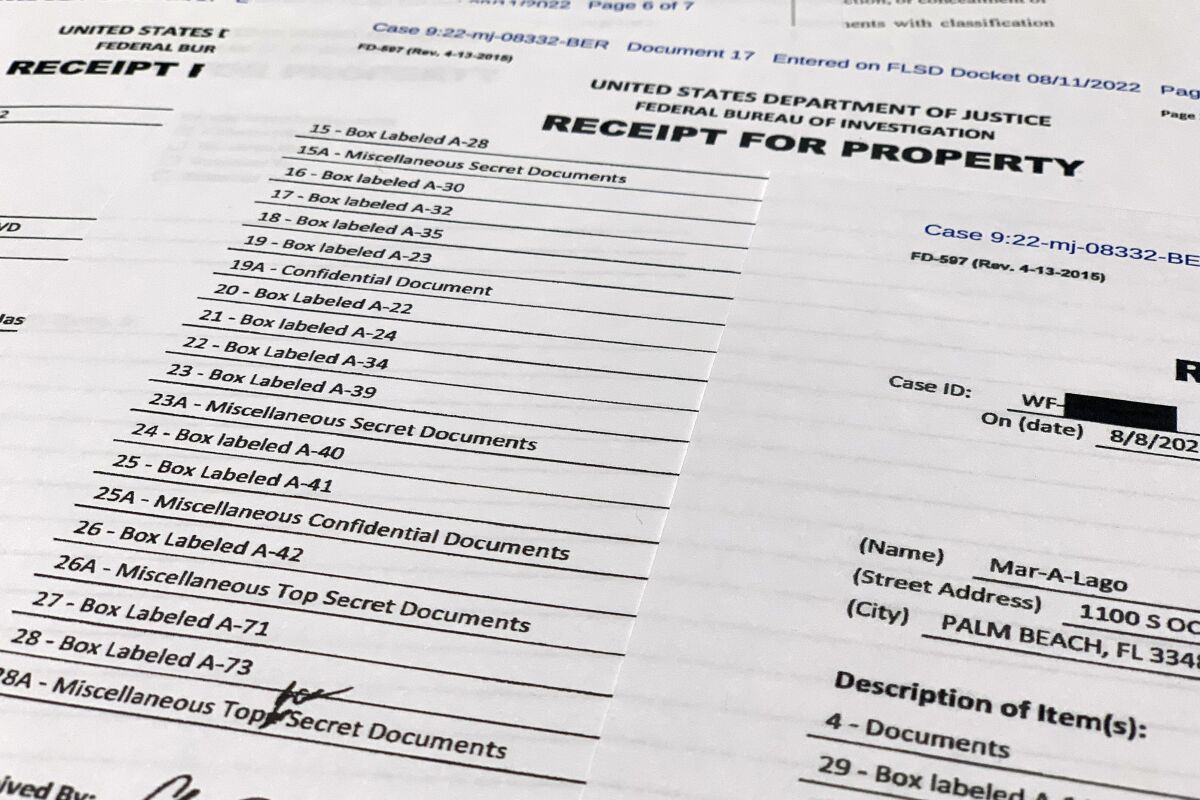 Esta fotografía muestra el recibo de los documentos incautados durante una redada del FBI 