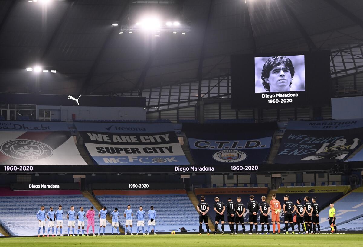 Los jugadores del Manchester City y del Burnley guardan un minuto de silencio por Diego Maradona.