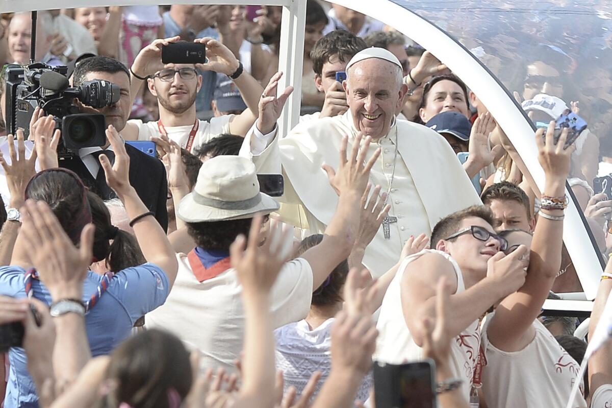 El papa Francisco llega a una reunión con jovenes en Turín, Italia, el domingo 21 de junio de 2015. El papa había rezado antes ante la Sábana Santa, un pedazo de lino de 4 metros que algunos veneran por considerarlo la mortaja de Jesús, y que se expone en la catedral de Turín. (AP Foto/Massimo Pinca)