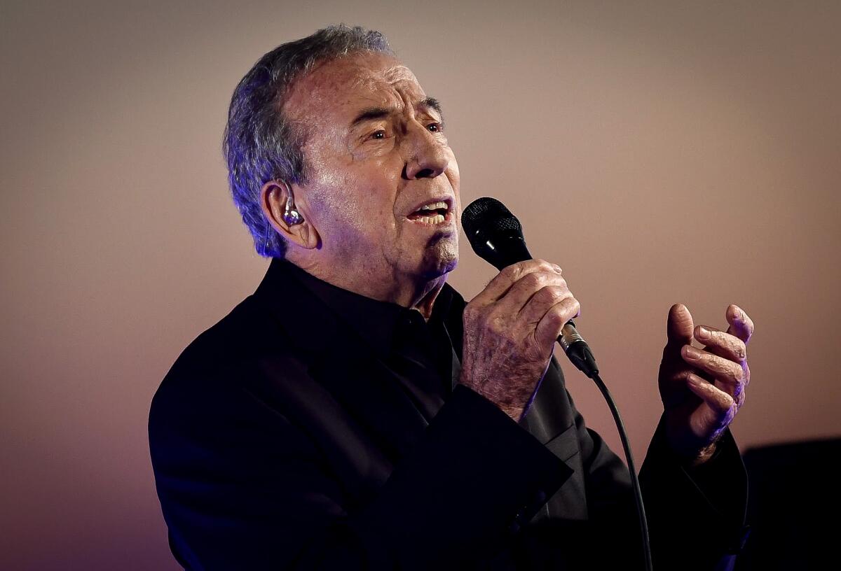 José Luis Perales cuando cantó en el Latin Grammy.